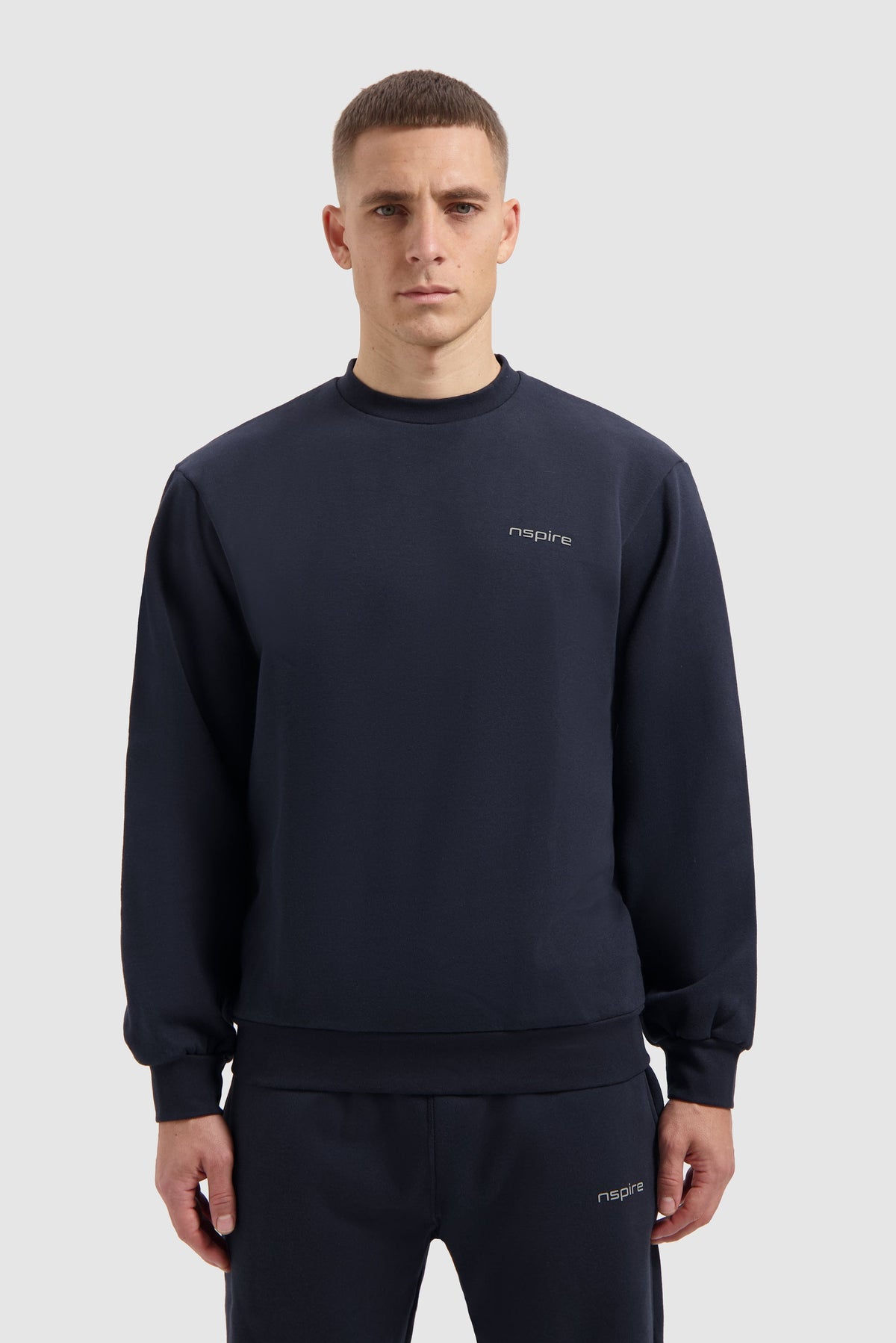 Nspire Fleece-Sweatshirt in Marineblau – Detail der Vorderseite