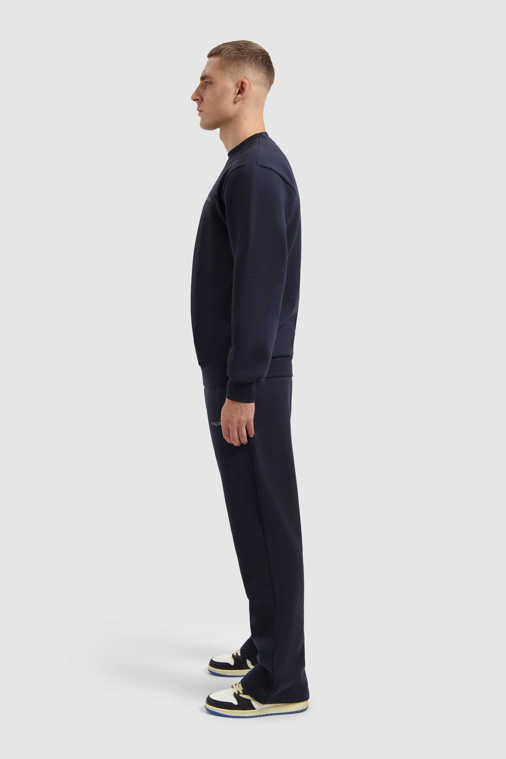 Marineblaues Fleece-Sweatshirt an einem Model, Seitenansicht, gesamtes Outfit